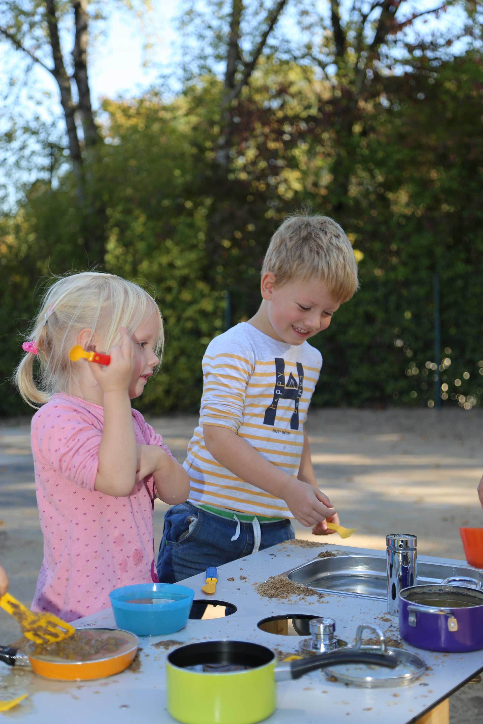 Kinder in Matschküche