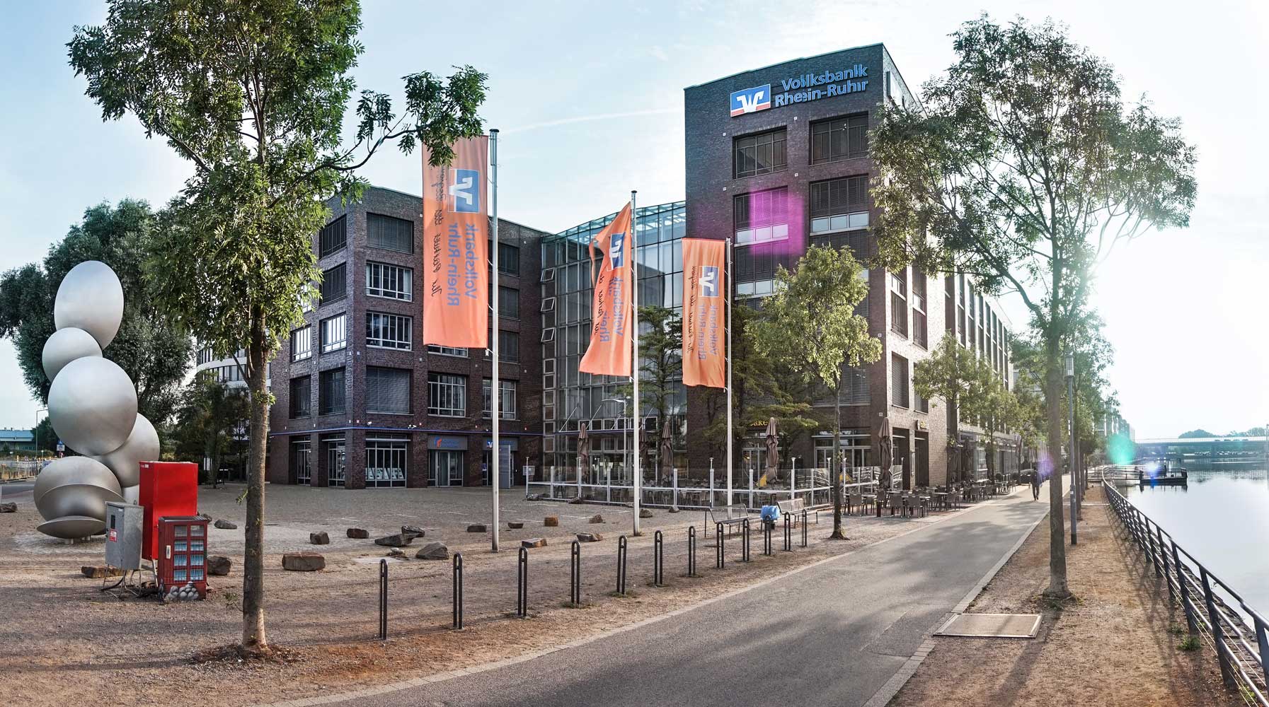 Volksbank Gebäude mit Kultivator