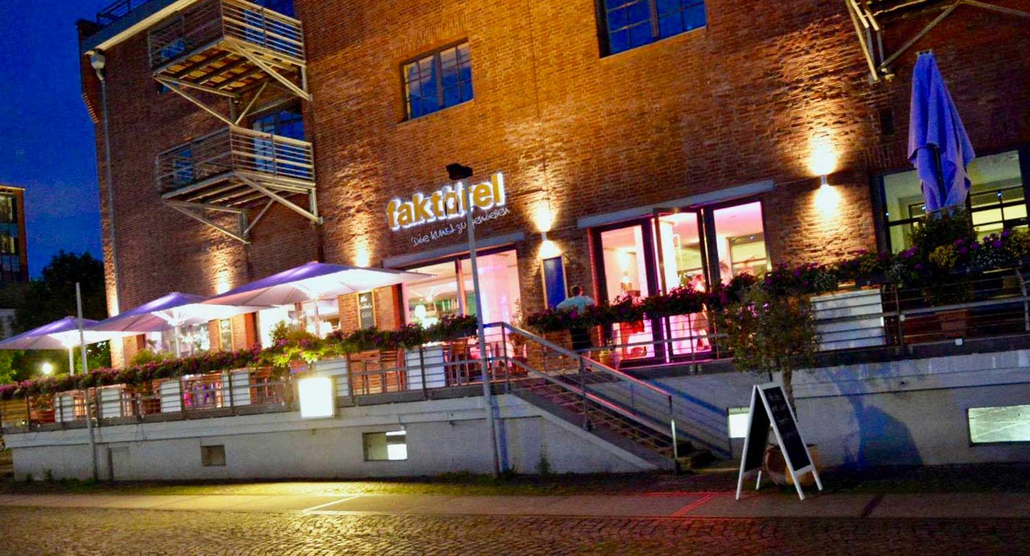 Faktorei außen bei Nacht