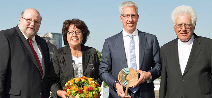 Bei der Preisübergabe (von links nach rechts): Reinhold Kube (Vorsitzender des Vorstandes FASEL-Stiftung), Doris Kassner, Gerald Kassner (Senior-Chefin und Geschäftsführer Schauinsland-Reisen GmbH), Weihbischof em. Dr. h.c. Franz Grave