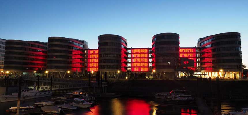 Five Boats leuchten rot