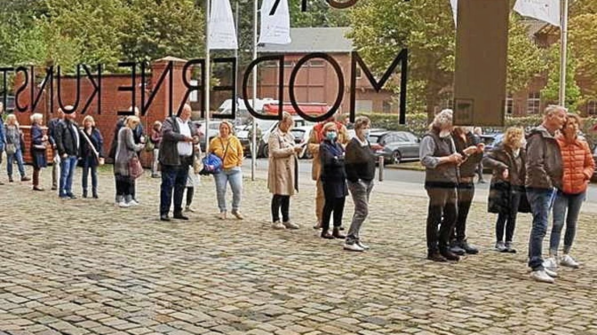 Warteschlange vor dem Museum Küppersmühle