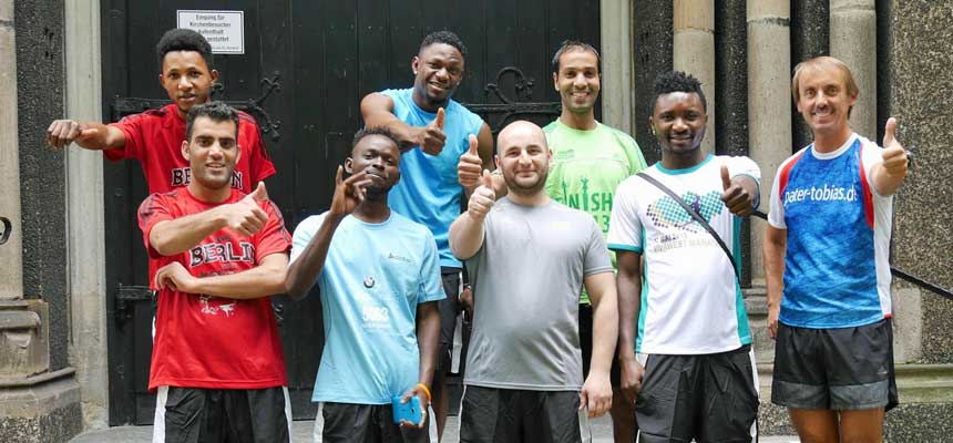 Pater Tobias nimmt mit Flüchtlingen am 10 km Lauf teil