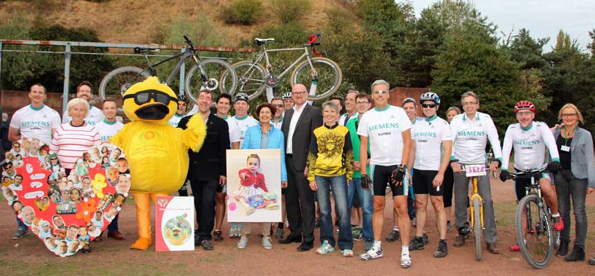 Siemens Turbo Biker bei Spendenübergabe
