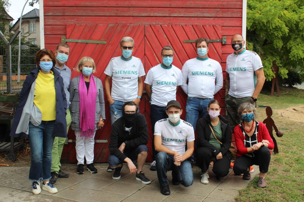 Siemens Turbobiker bei der Spendenübergabe