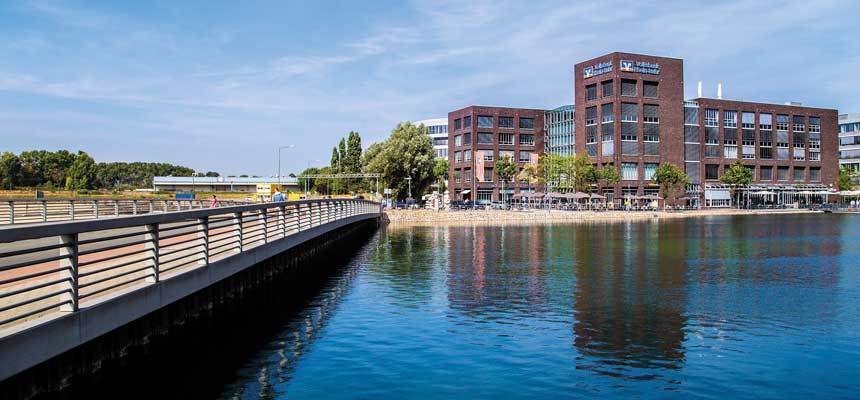 Volksbank von Brücke aus