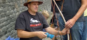 Olaf Fabian-Knöpges beim Bau eines Bogens
