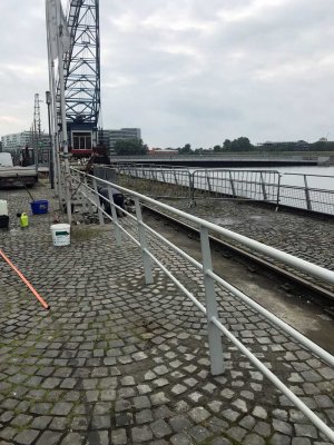 Neues Geländer am Hafenbecken