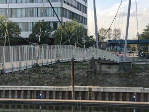 Defekte Hängebrücke am Innenhafen