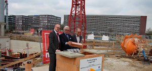 v.l.n.r.: Sören Link (Oberbürgermeister der Stadt Duisburg), Walter Smerling (Direktor MKM) und Pierre de Meuron (Herzog & de Meuron) legen gemeinsam den Grundstein für den viergeschossigen Museumsanbau.